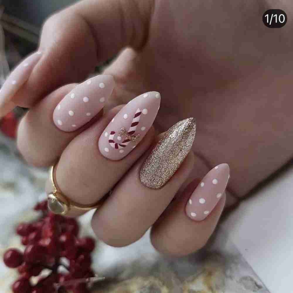 Diseño de uñas color rosa con dorado