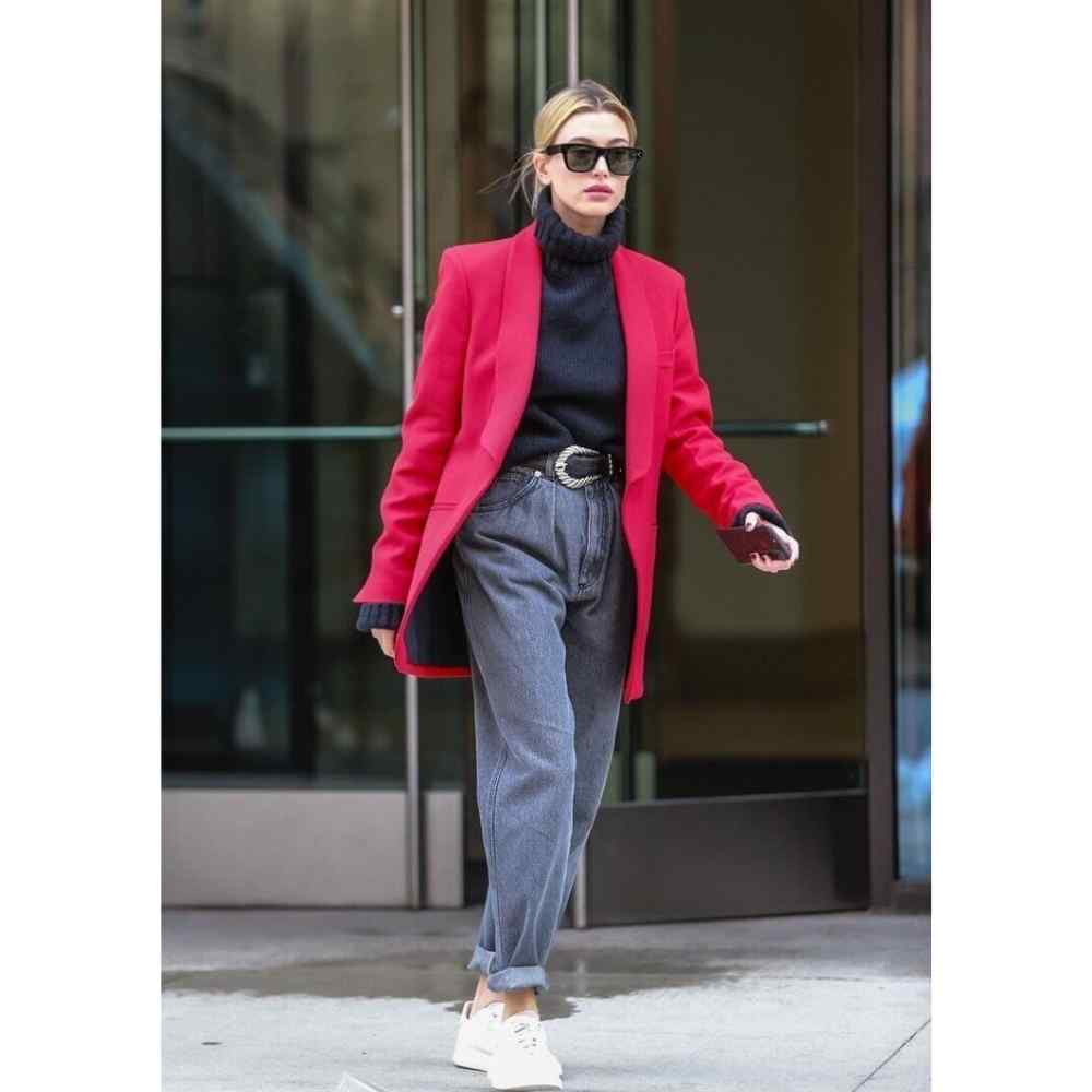 Look con blazer y suéter oversize en color rojo y negro, jeans y tenis