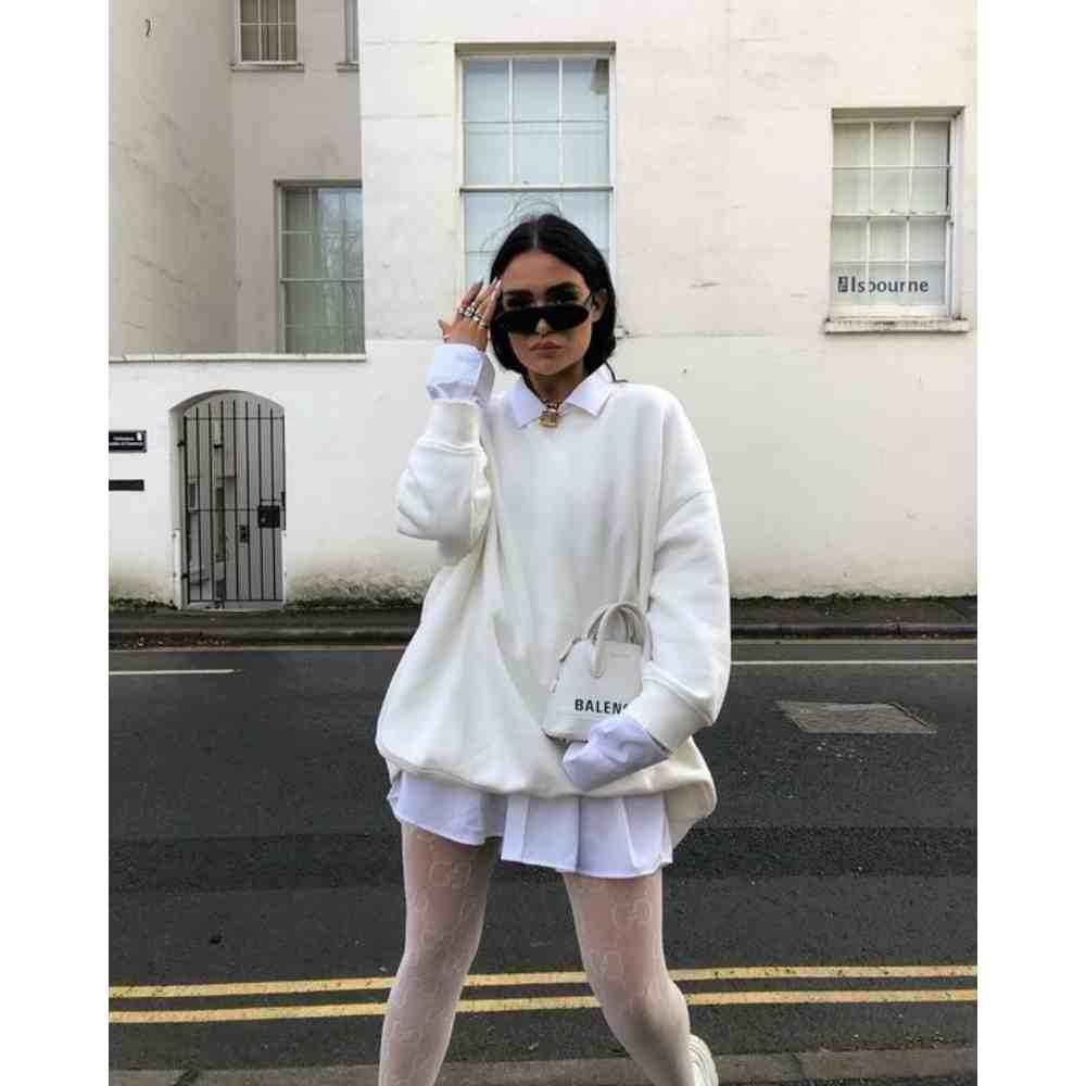Suéter y camisa oversize con medias blancas Look blanco con suéter oversize, camisa y medias blancas