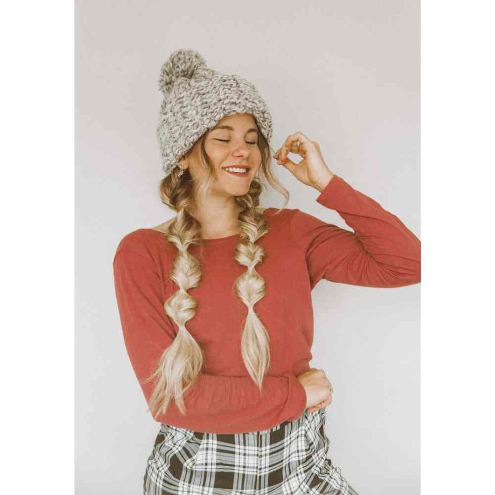 10 ideas de llevar gorritos esta Navidad con cabello largo y fleco 3