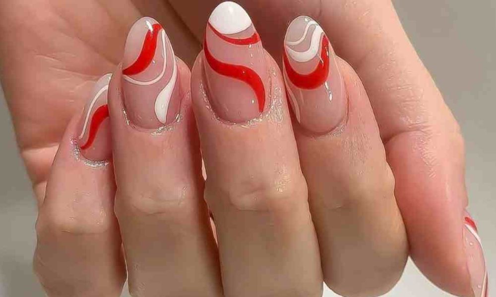 Diseño de uñas rojas para navidad con líneas