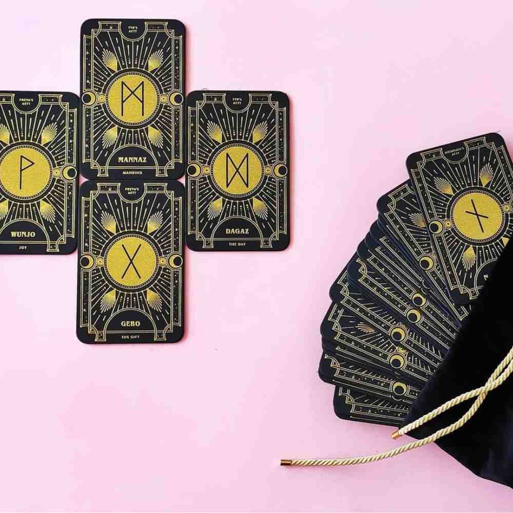 Una práctica apta para personas que buscan trabajar realidades Cartas de tarot