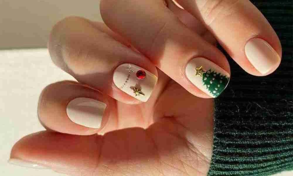 Uñas navideñas nude con elementos navideños