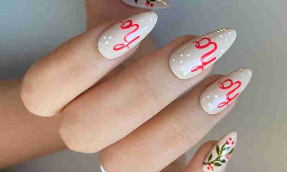 Uñas navideñas nude con letras navideñas