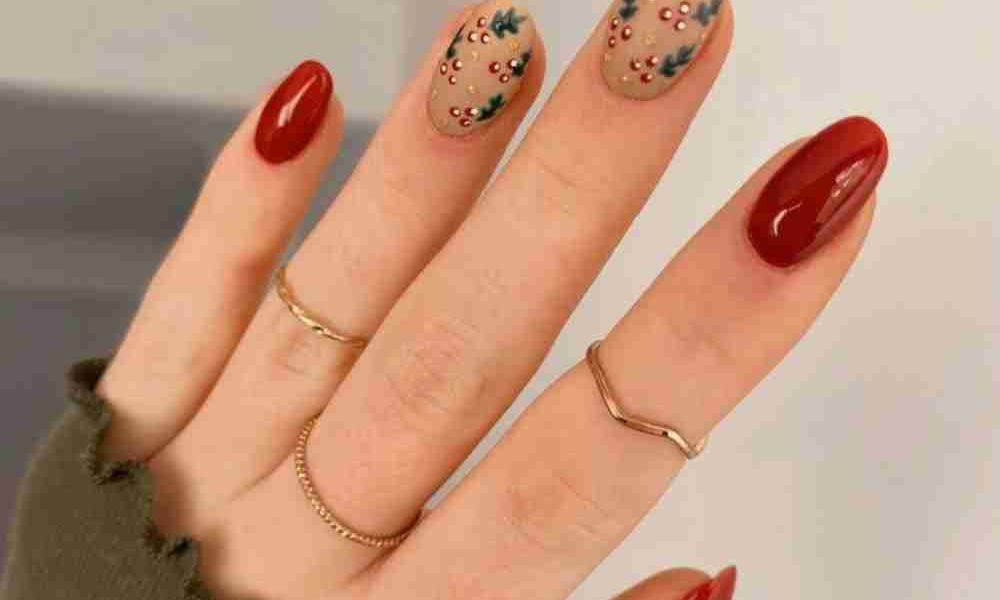 Uñas navideñas rojas con diseño de ramillete de acebo