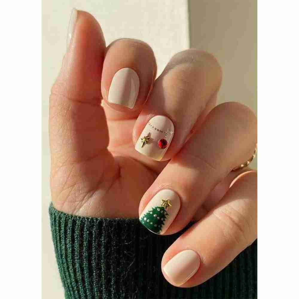 Diseño de uñas nude con arbolito de navidad