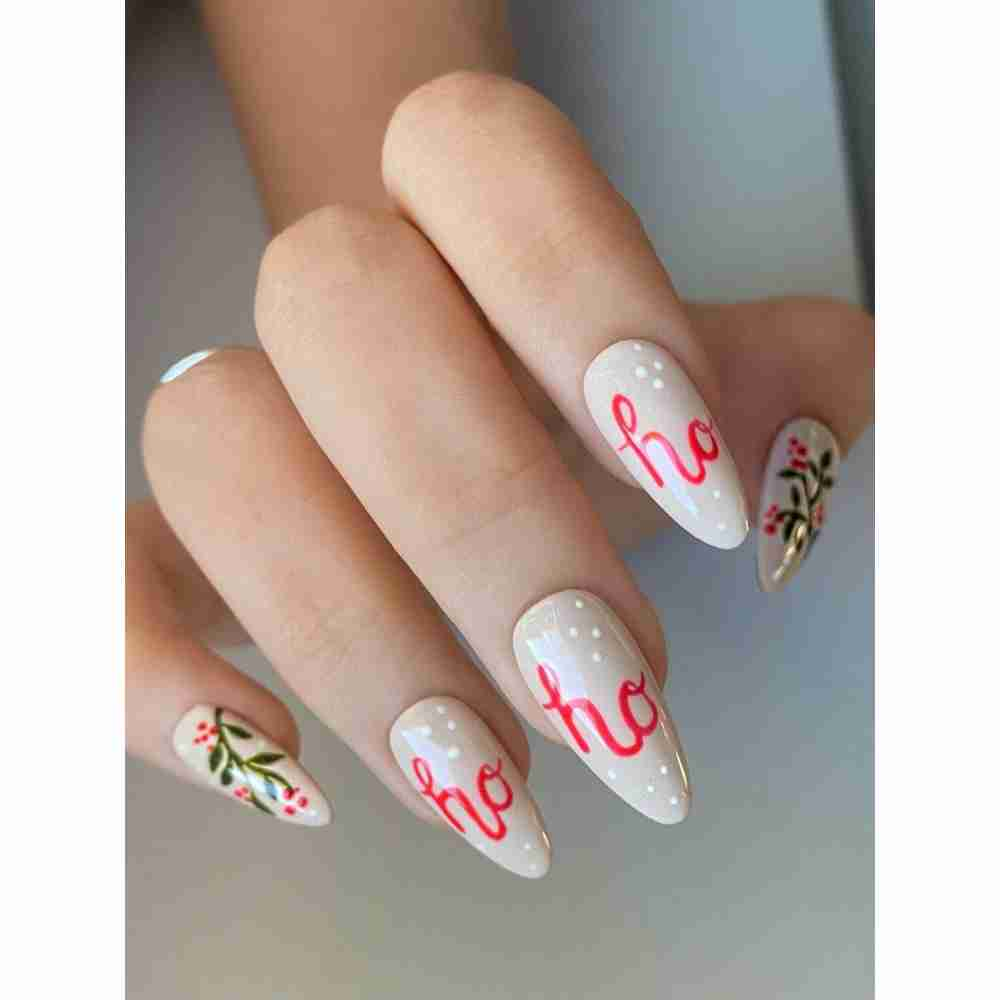 Diseño de uñas nude con letras rojas