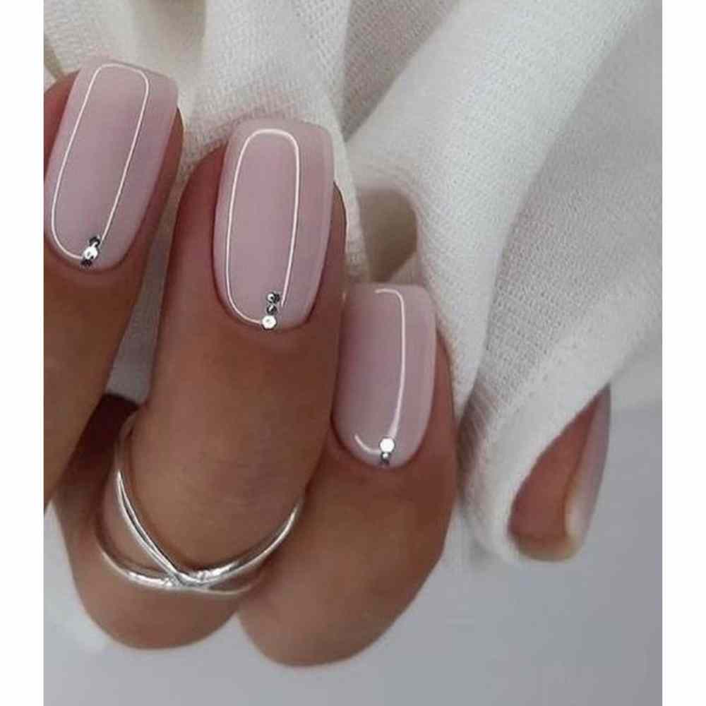 uñas colro rosa con piedritas en forma vertical