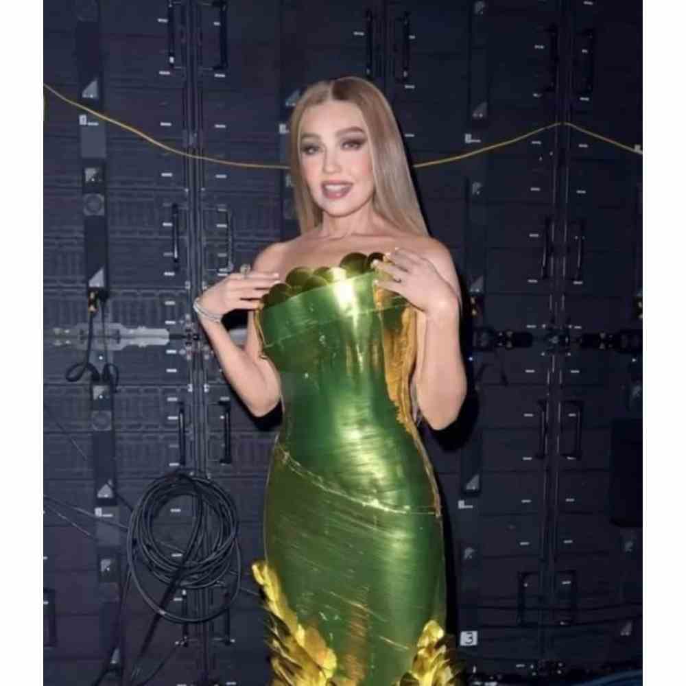 Thalía luciendo un vestido verde tornasol