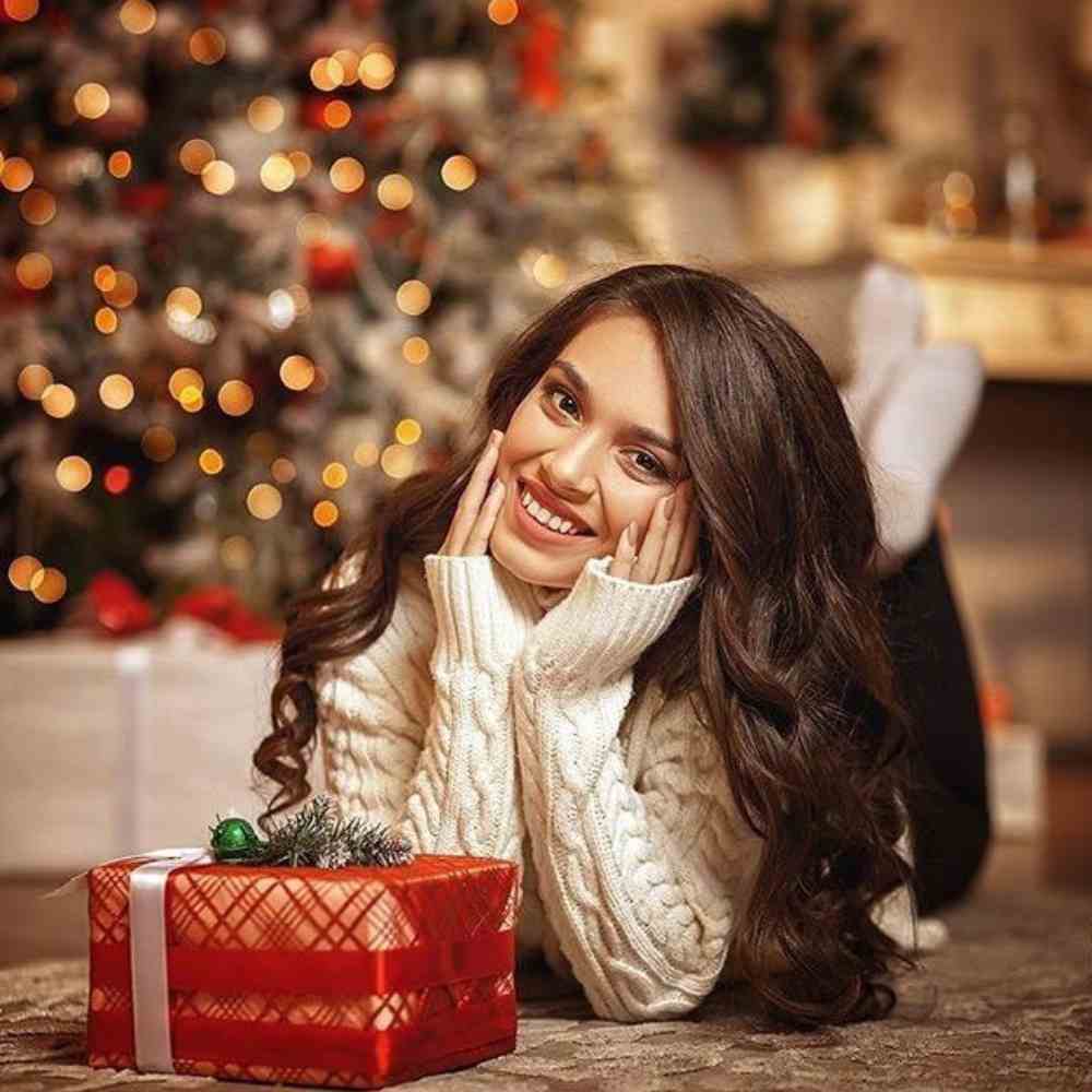 fotos navideñas frente al árbol con regalos