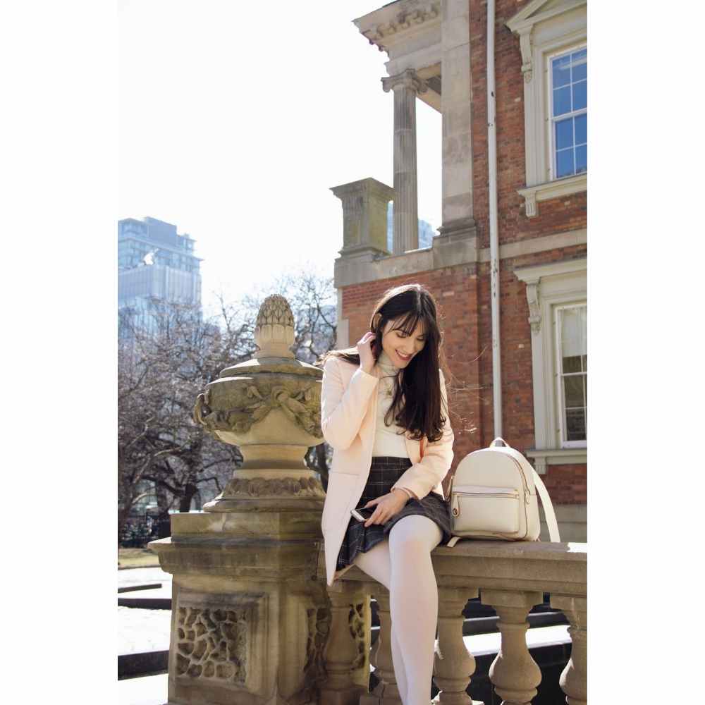 Blazer, cuello de tortuga y falda escocesa Outfit con mini falda escocésa y mallas blancas