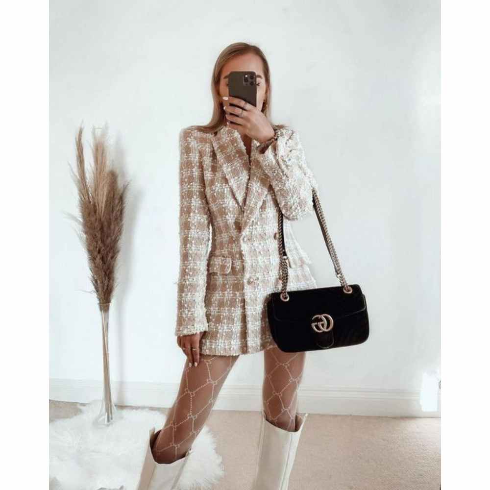 Blazer largo estampado mascota Outfit con mallas blancas y blazer largo