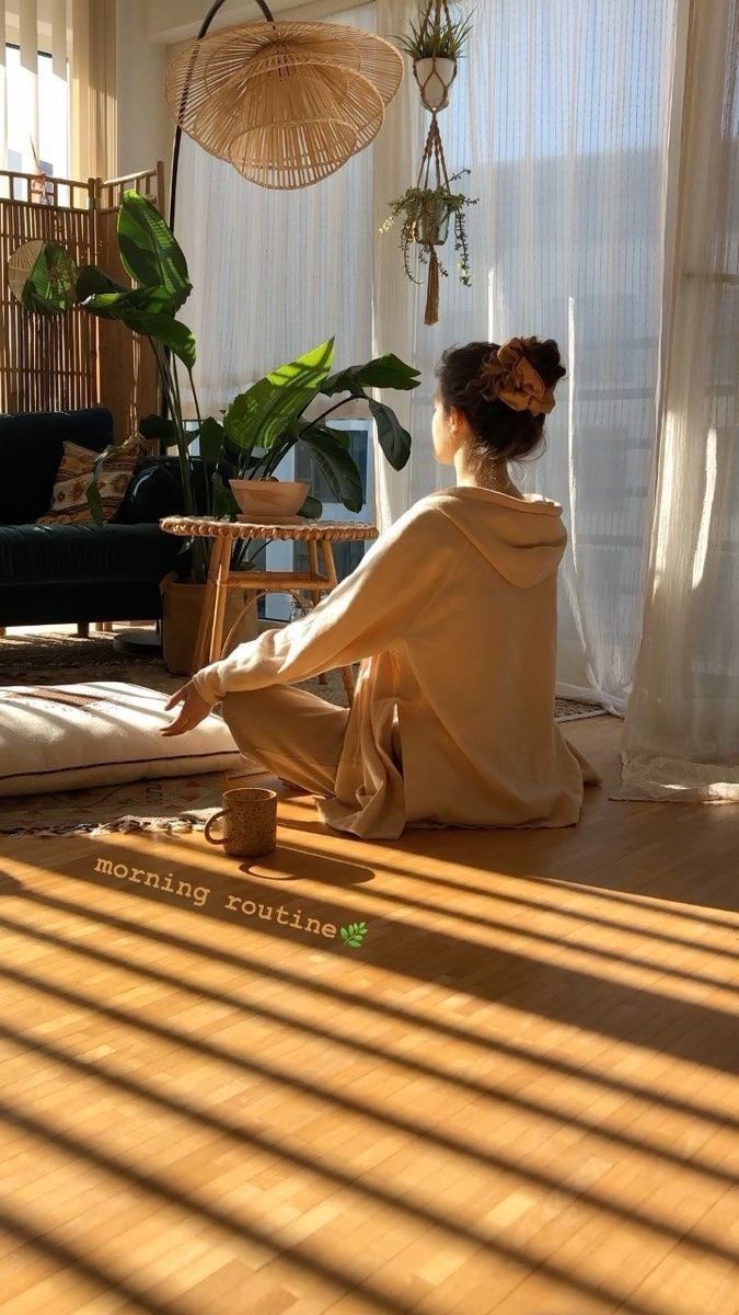 Meditación en luna llena chica meditando en luna llena