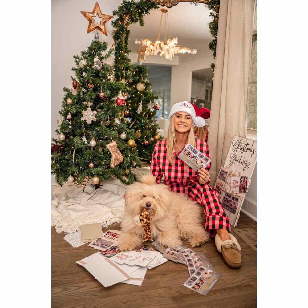 pose con tu perrito en pijama frente al árbol navideño