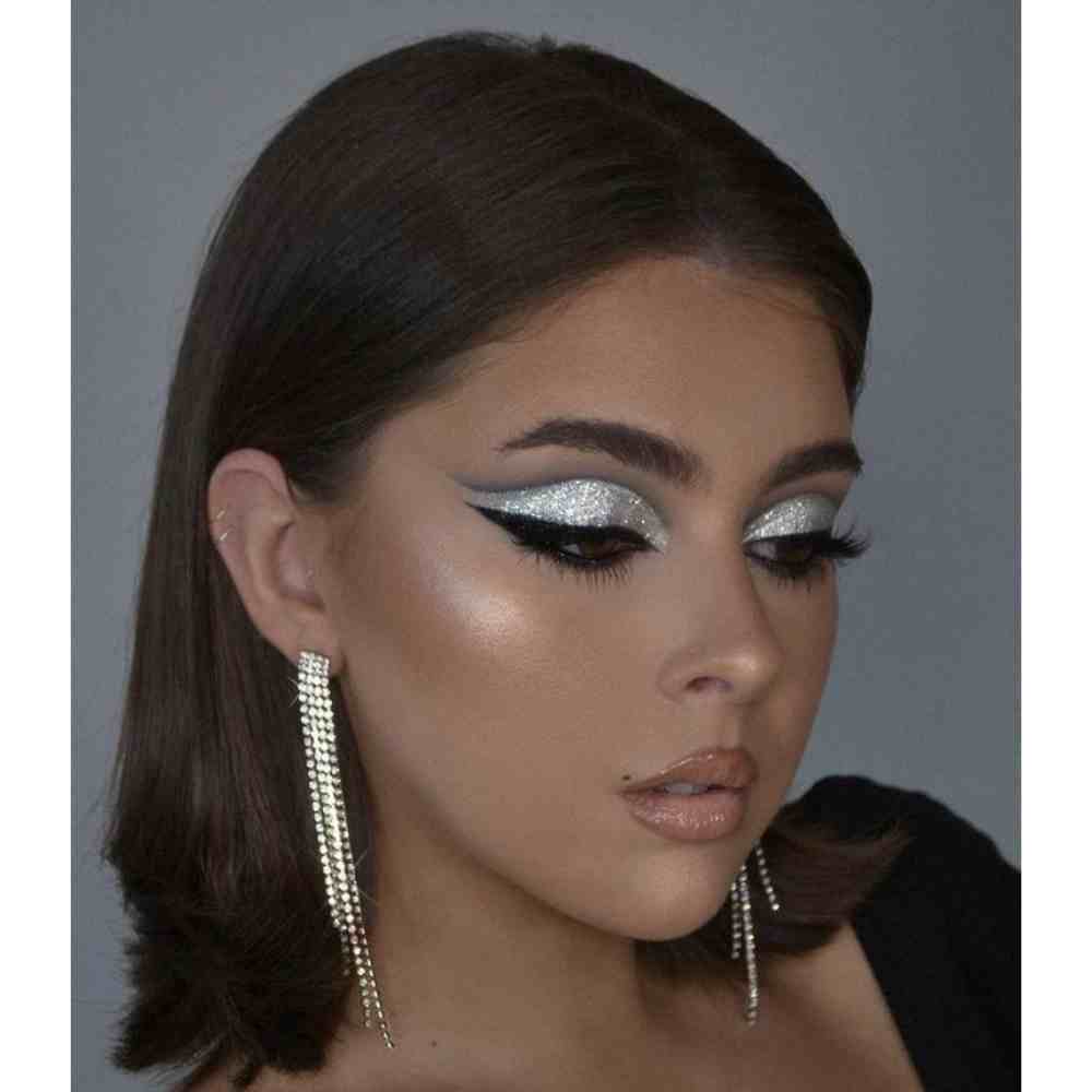 maquillaje e noche con glitter y delineado gráfico