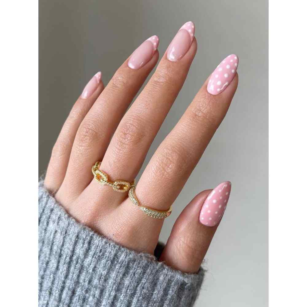 uñas rosas con blanco y puntos