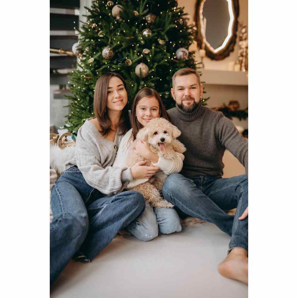 pose en familia con tu lomito frente al árbol 