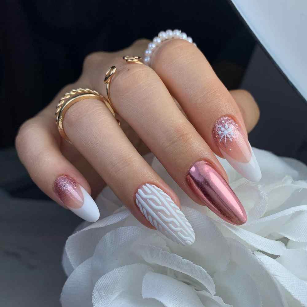 uñas rosas con blanco con francés y efecto cromo