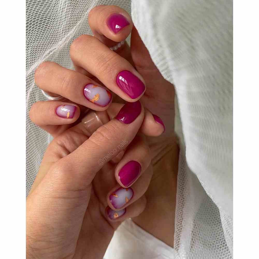 milky nails con color magenta y hoja de oro