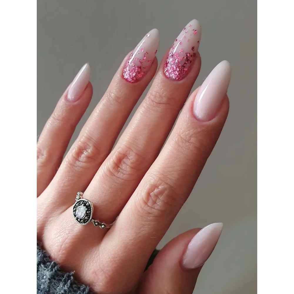 uñas rosas con blanco en técnica milky con glitter