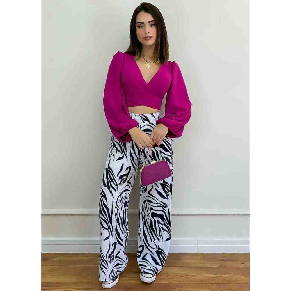 outfit con pantalón de estampado cebra y blusa magenta