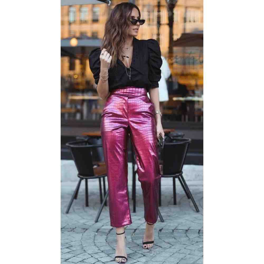 outfits con pantalón metálico magenta