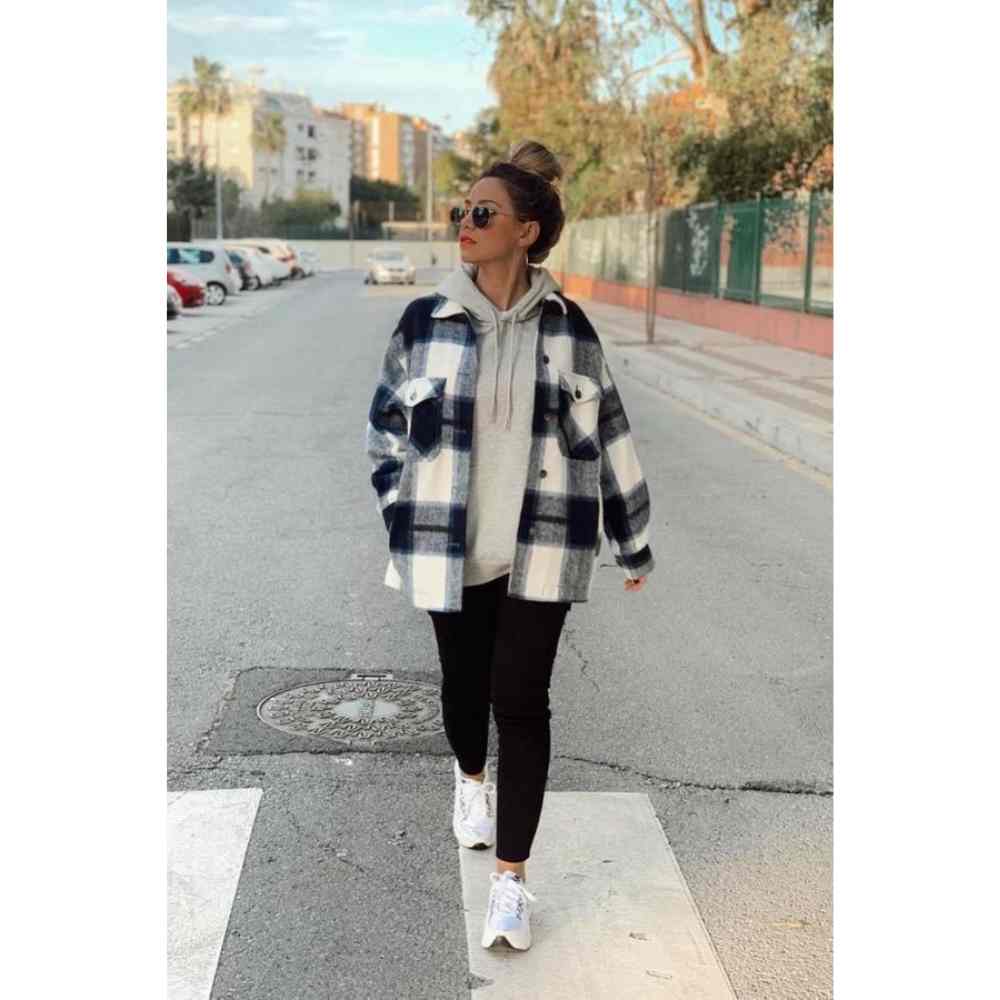 Outfit con sudadera y camisa de cuadros estilo leñador