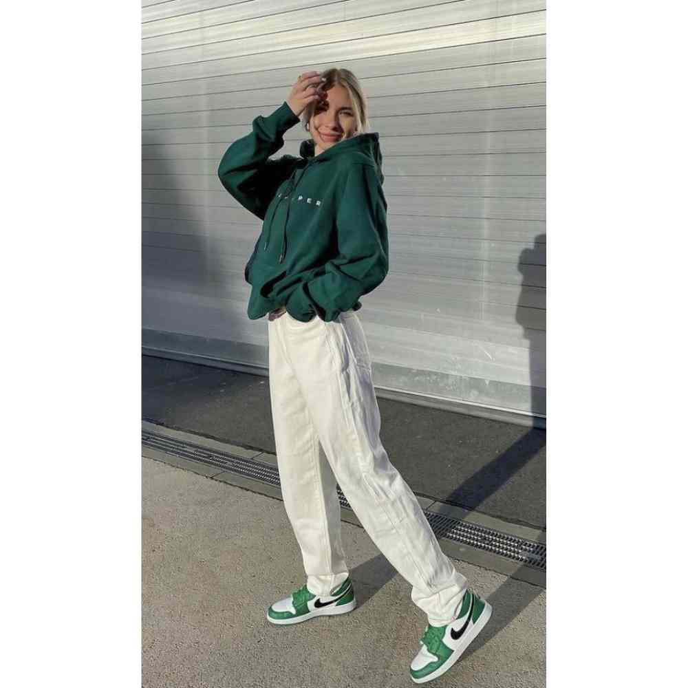 Outfit casual con sudadera verde y jeans blancos verde