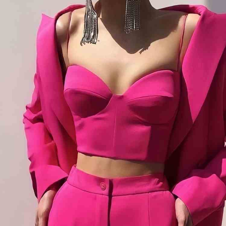 10 ideas de outfits juveniles color viva magenta para esta Navidad