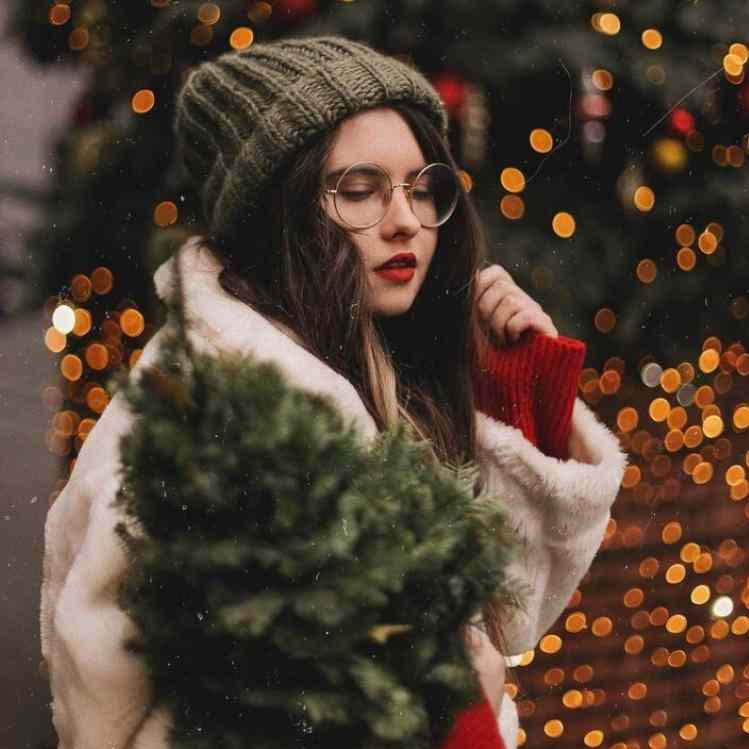 7 poses para fotos navideñas que puedes tomar solita con tu celular