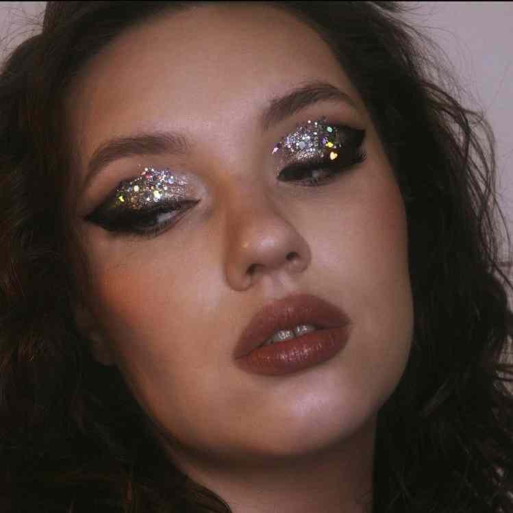 maquillaje de noche con glitter y piedritas