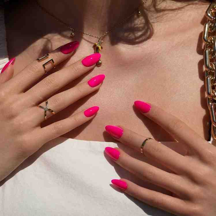 10 ideas de uñas elegantes con el color del año: viva magenta