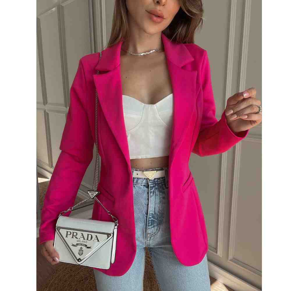 outfit con bustier y saco color magenta