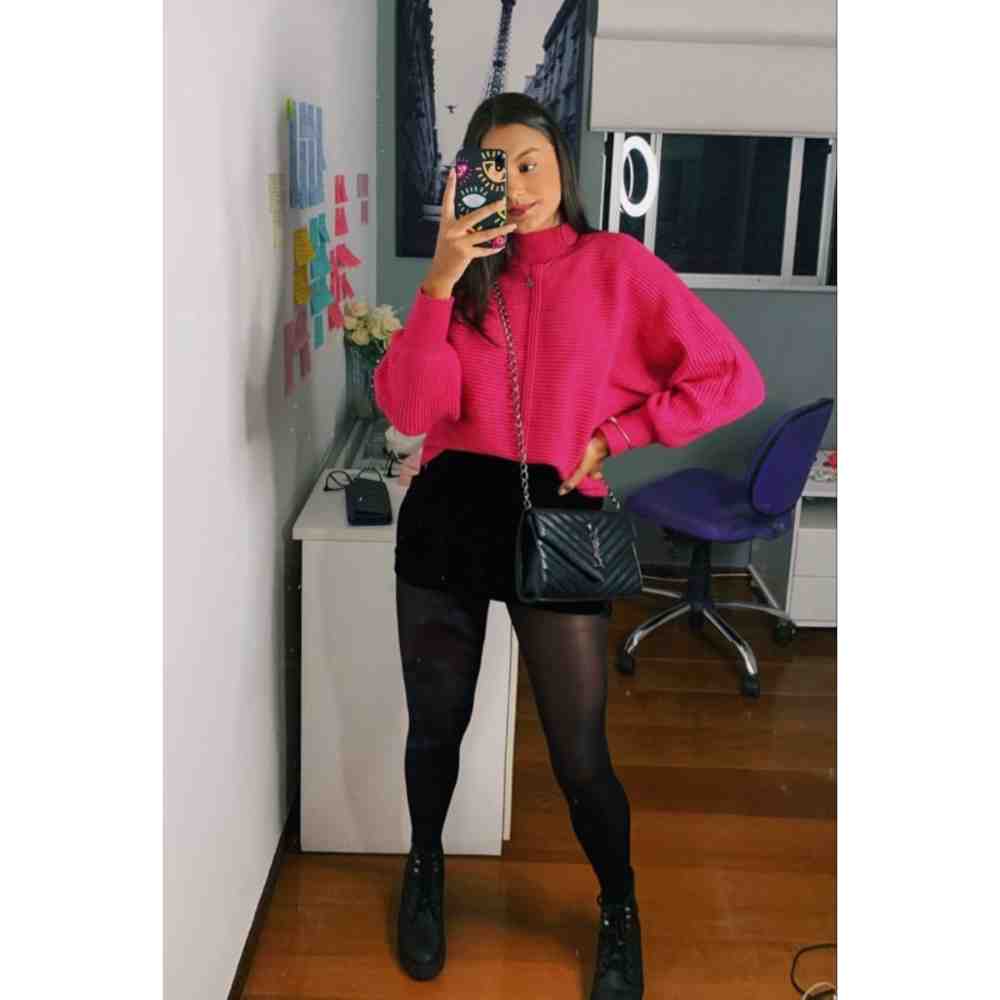 Outfit con falda, medias y suéter tejido magenta