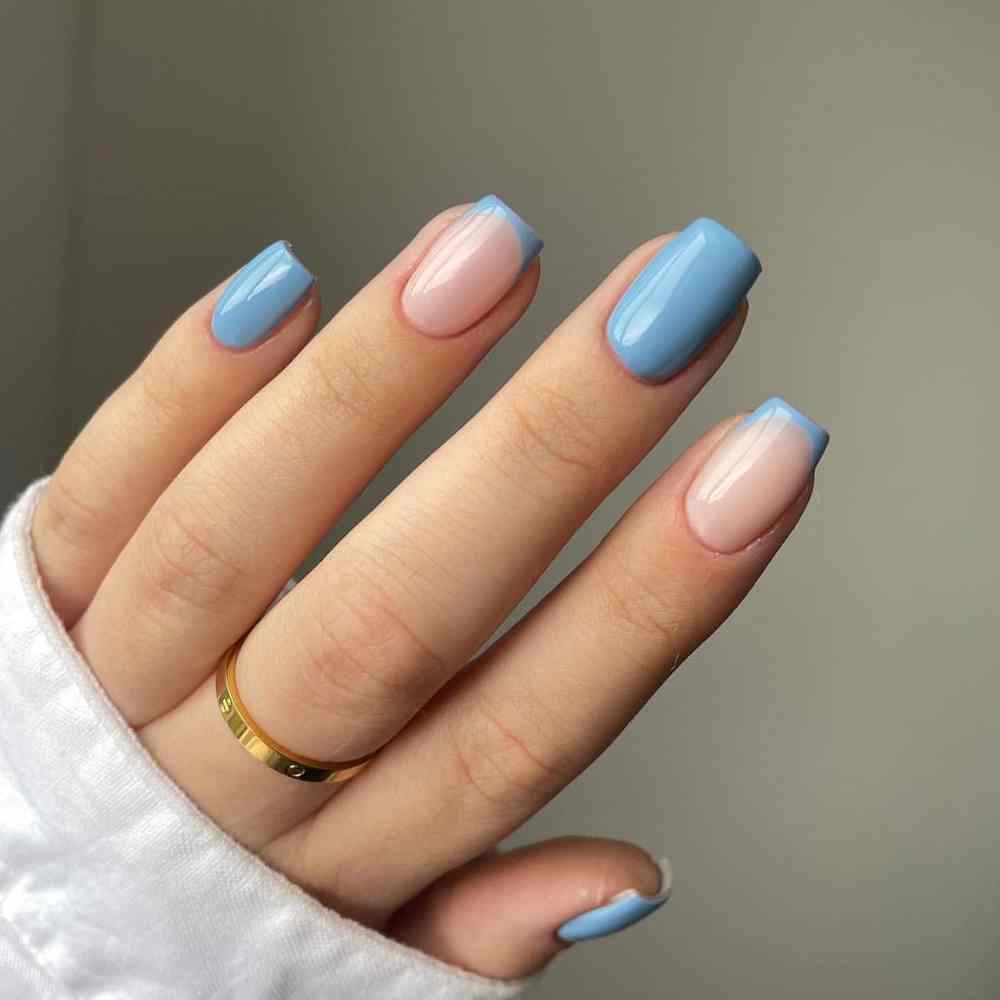 uñas color azul peltre tendencia 2023