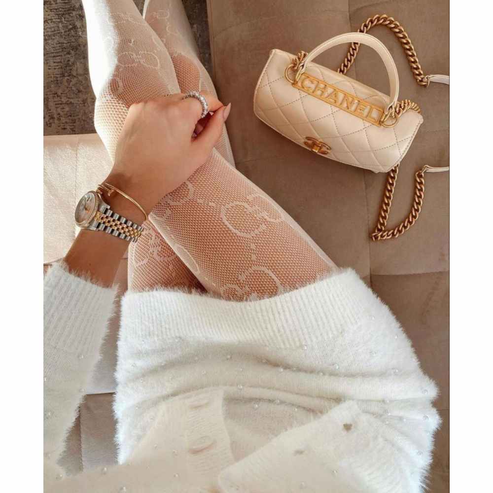 Vestido estambre con suéter outfit con mallas blancas de patrón y vetsido lanudo blanco