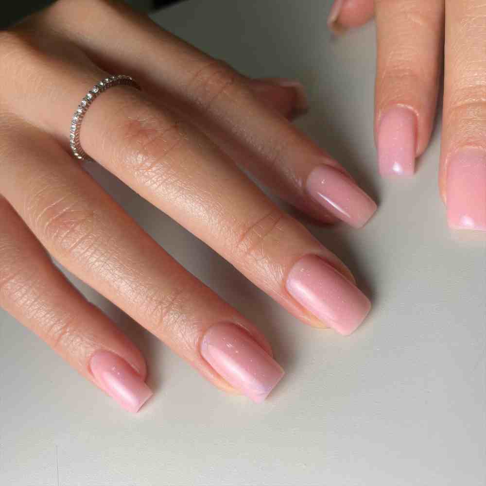 uñas largas rosadas con clean manicure