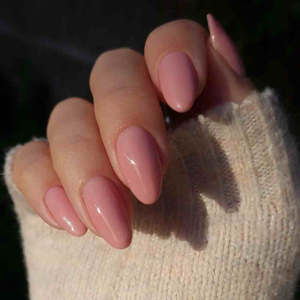 uñas rosas naturales en un clean manicure en uñas largas almendra