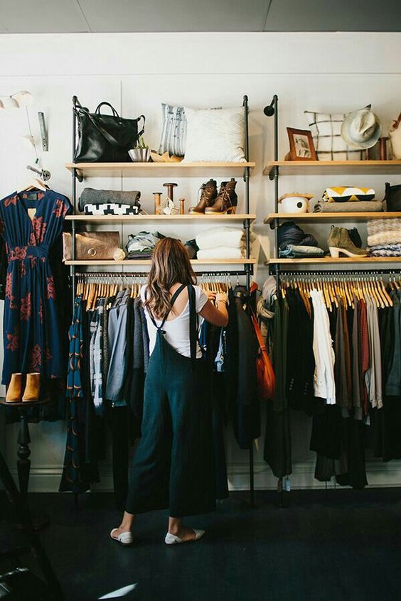Cita perfecta ir de compras Mujer comprando ropa