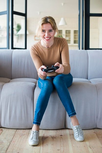 Mujer jugando videojuegos