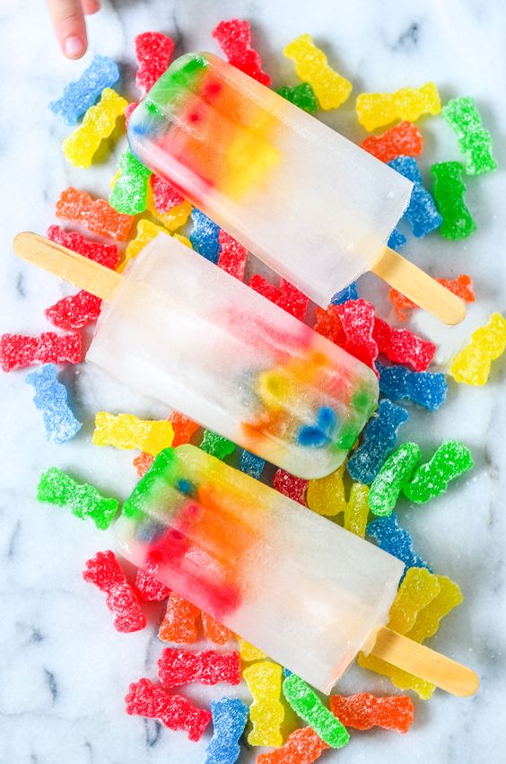 Paletas heladas de soda con gomitas 