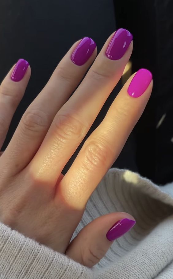 Uñas color magenta El color viva magenta es el color del año
