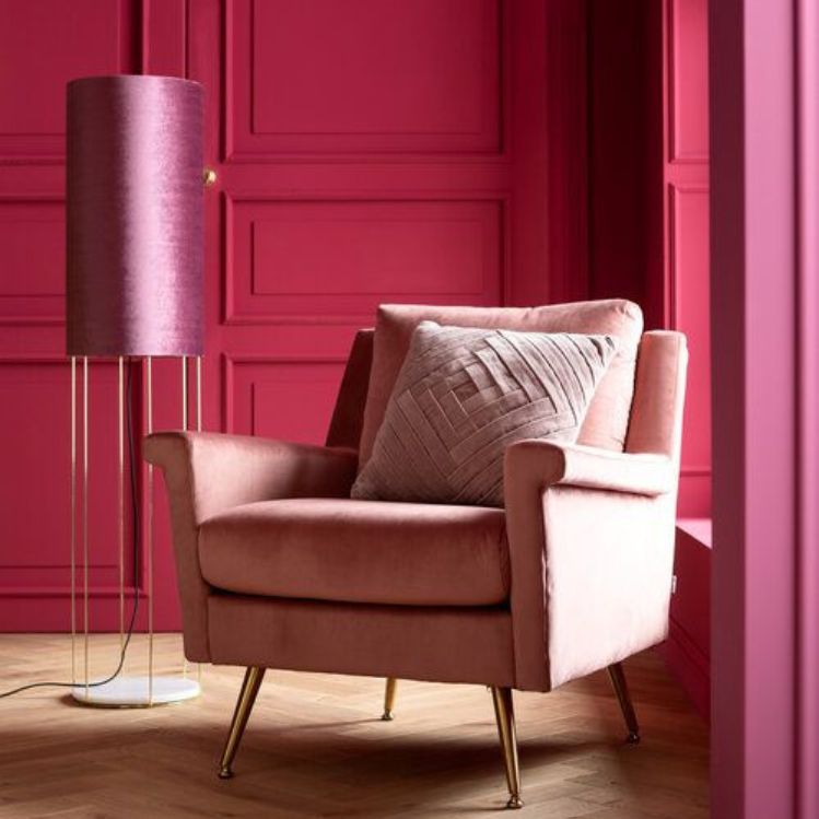 Ideas de decoración para sala pequeña con el color del año viva magenta 