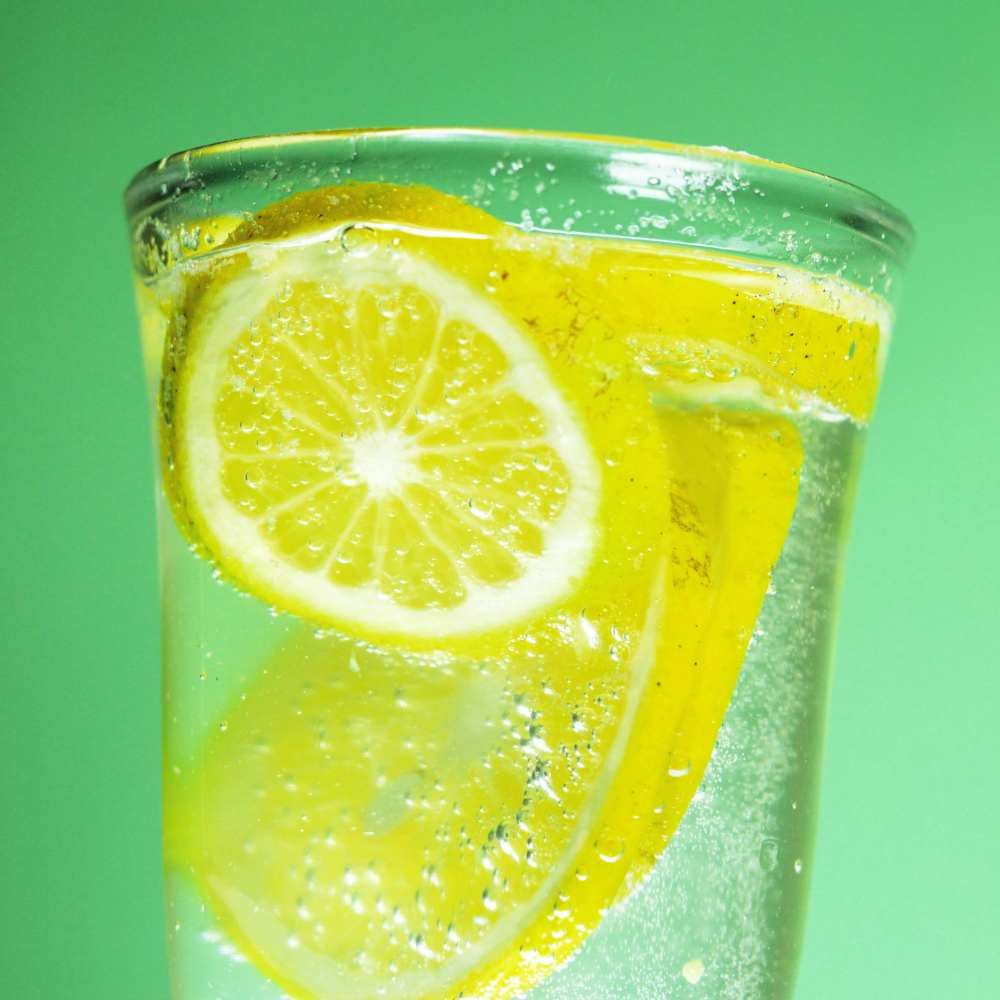 agua-mineral-con-limon