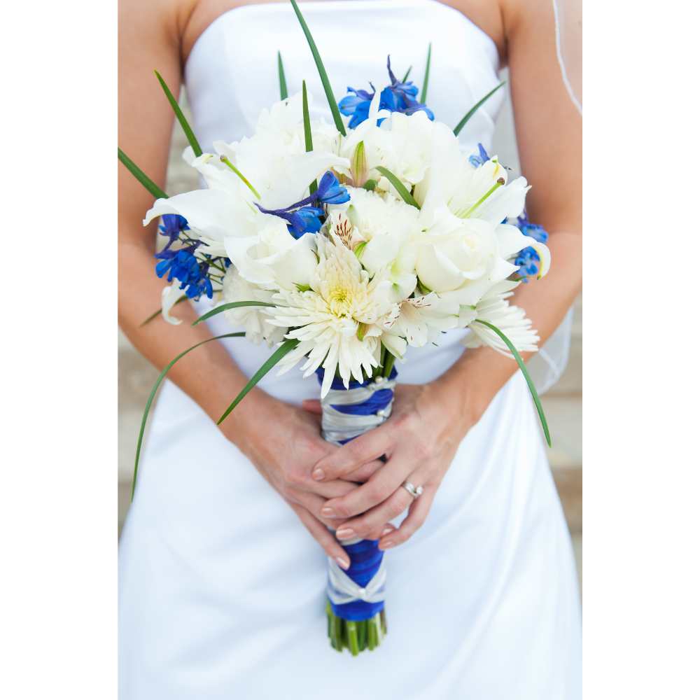 tradiciones de novias llevar flores azules en el ramo