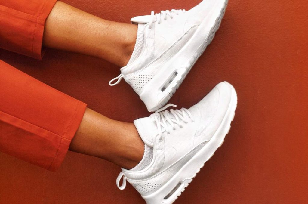 outfits cómodos con tenis blancos