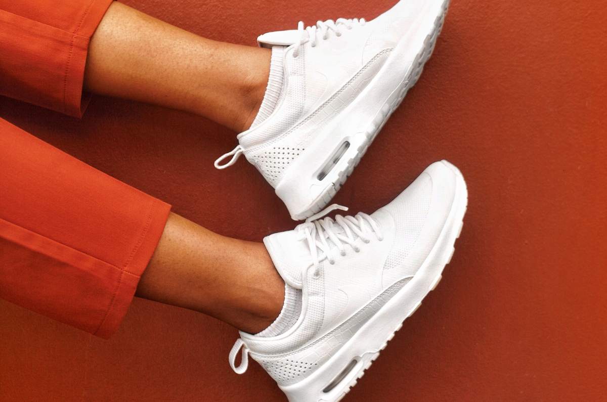 Outfit con tenis blancos mujer: ¡10 ideas que te van a encantar!