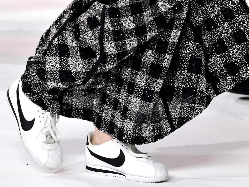 Reglas y tips para usar tenis blancos con outfits de fiesta y verte formal