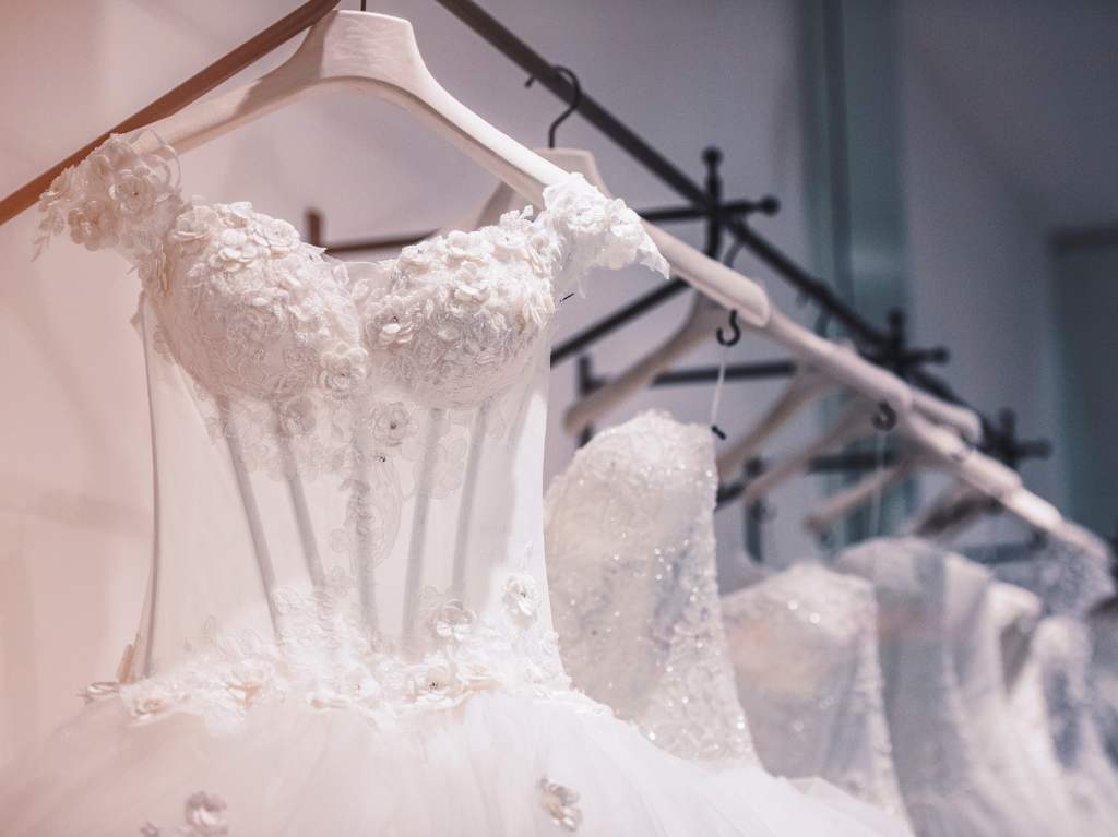 Outfits para una boda civil: ¿cómo me debería vestir este día?