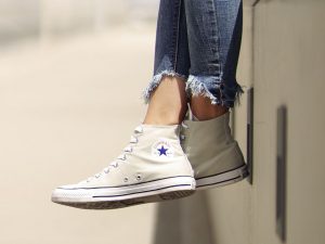 5 outfits con Converse de mujer blancos